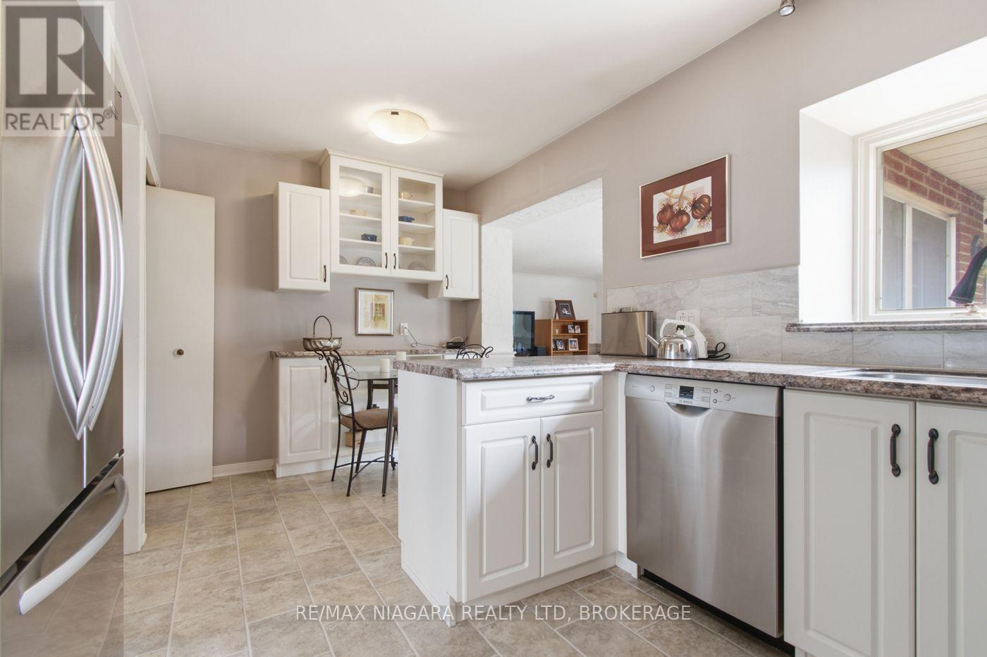 82 LAKESHORE ROAD - 8