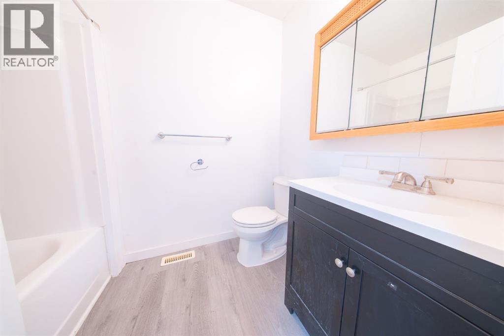 5402 54 Avenue - 7