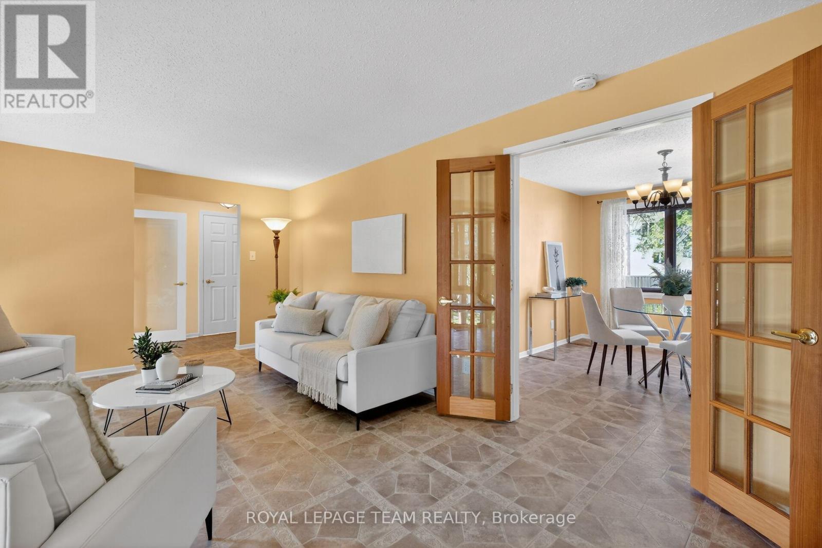 21 LINDHURST CRESCENT - 11