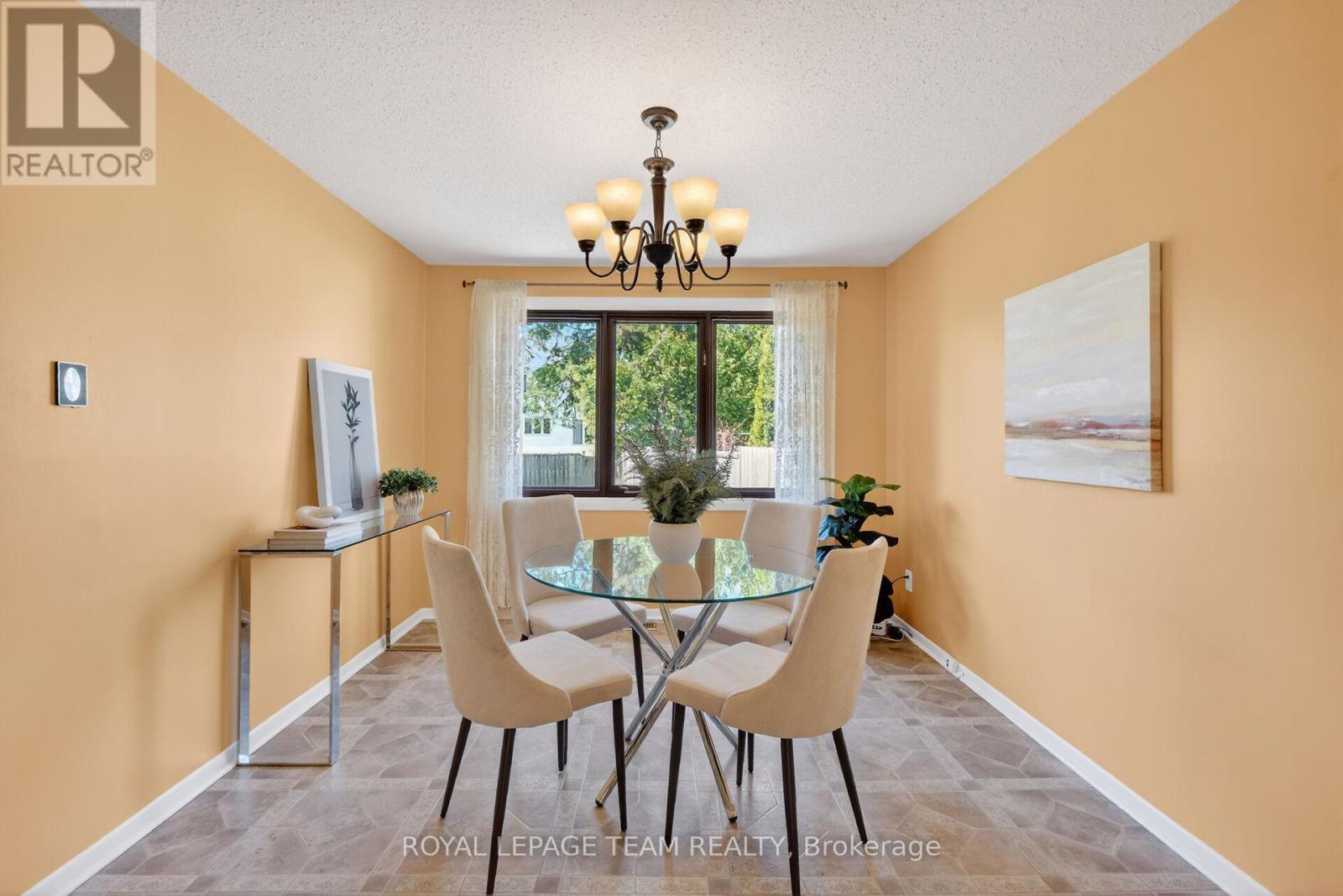 21 LINDHURST CRESCENT - 12