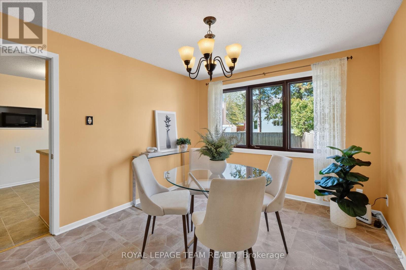 21 LINDHURST CRESCENT - 13