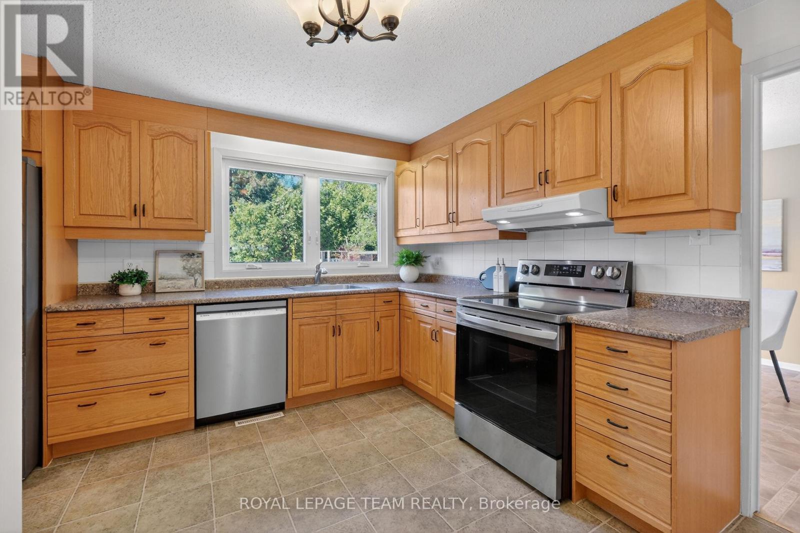 21 LINDHURST CRESCENT - 14