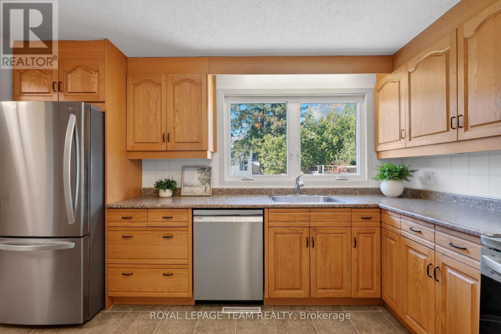 21 LINDHURST CRESCENT - 15