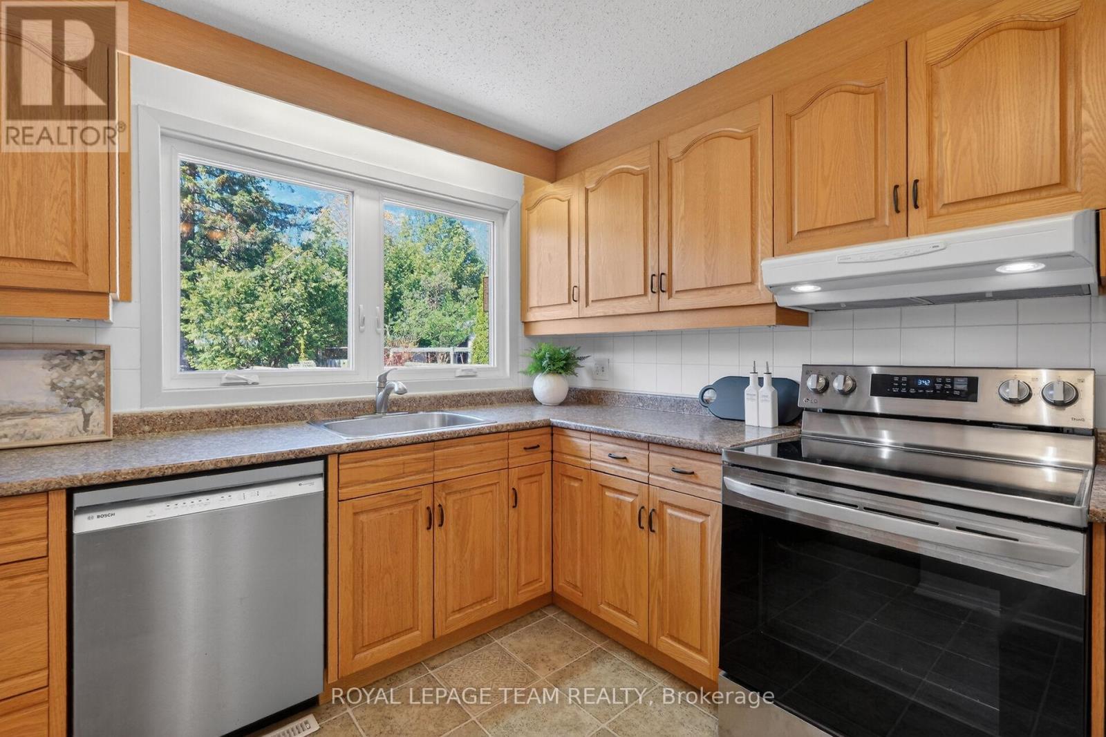 21 LINDHURST CRESCENT - 16