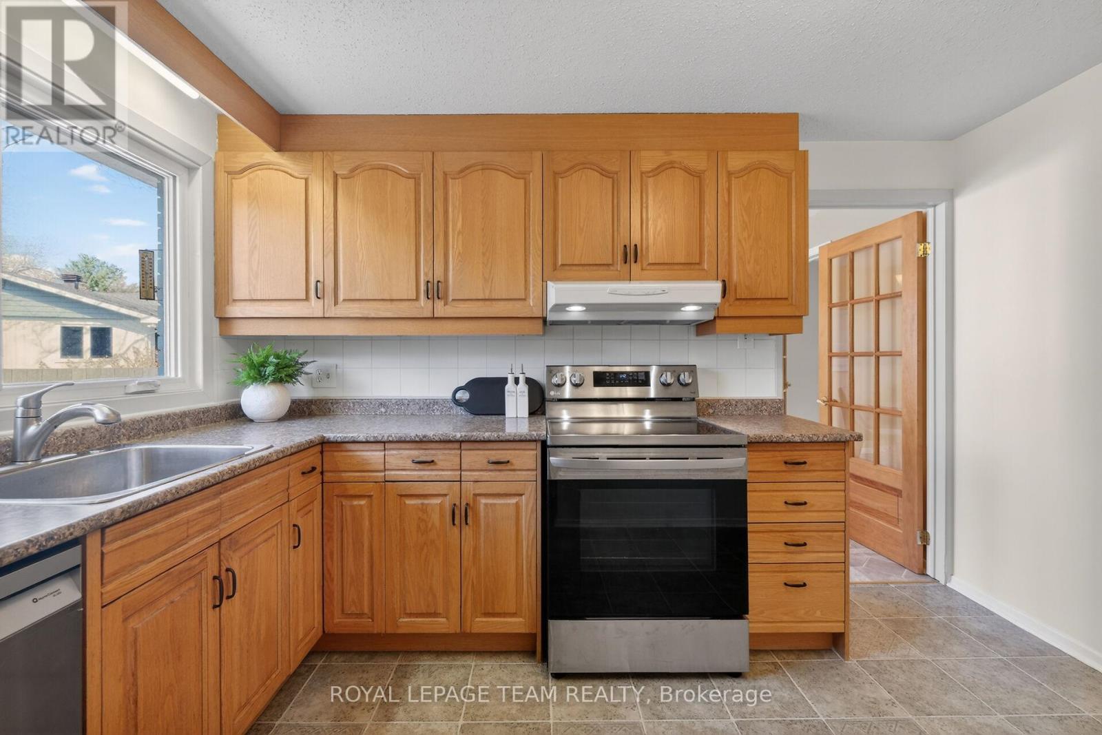 21 LINDHURST CRESCENT - 17