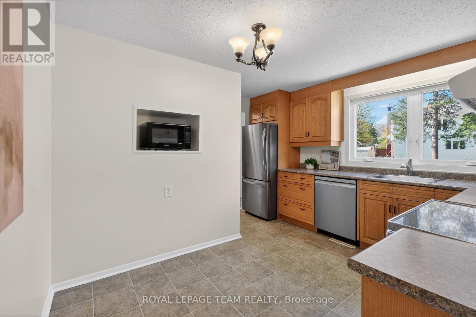 21 LINDHURST CRESCENT - 18