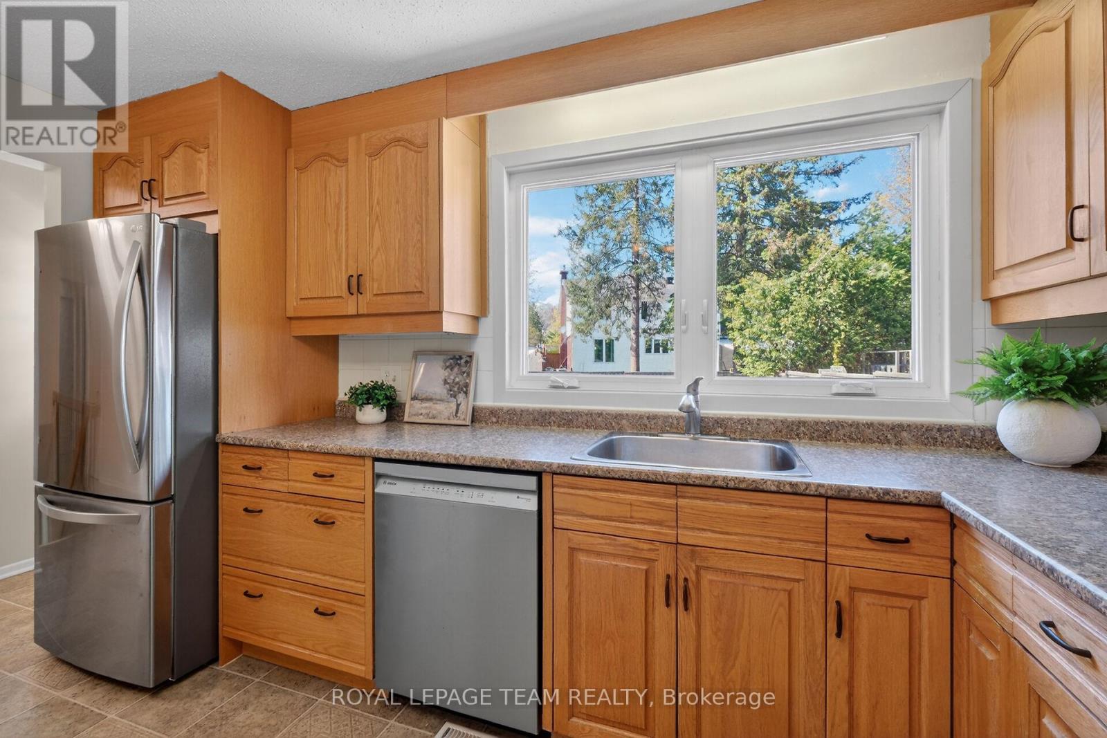 21 LINDHURST CRESCENT - 19