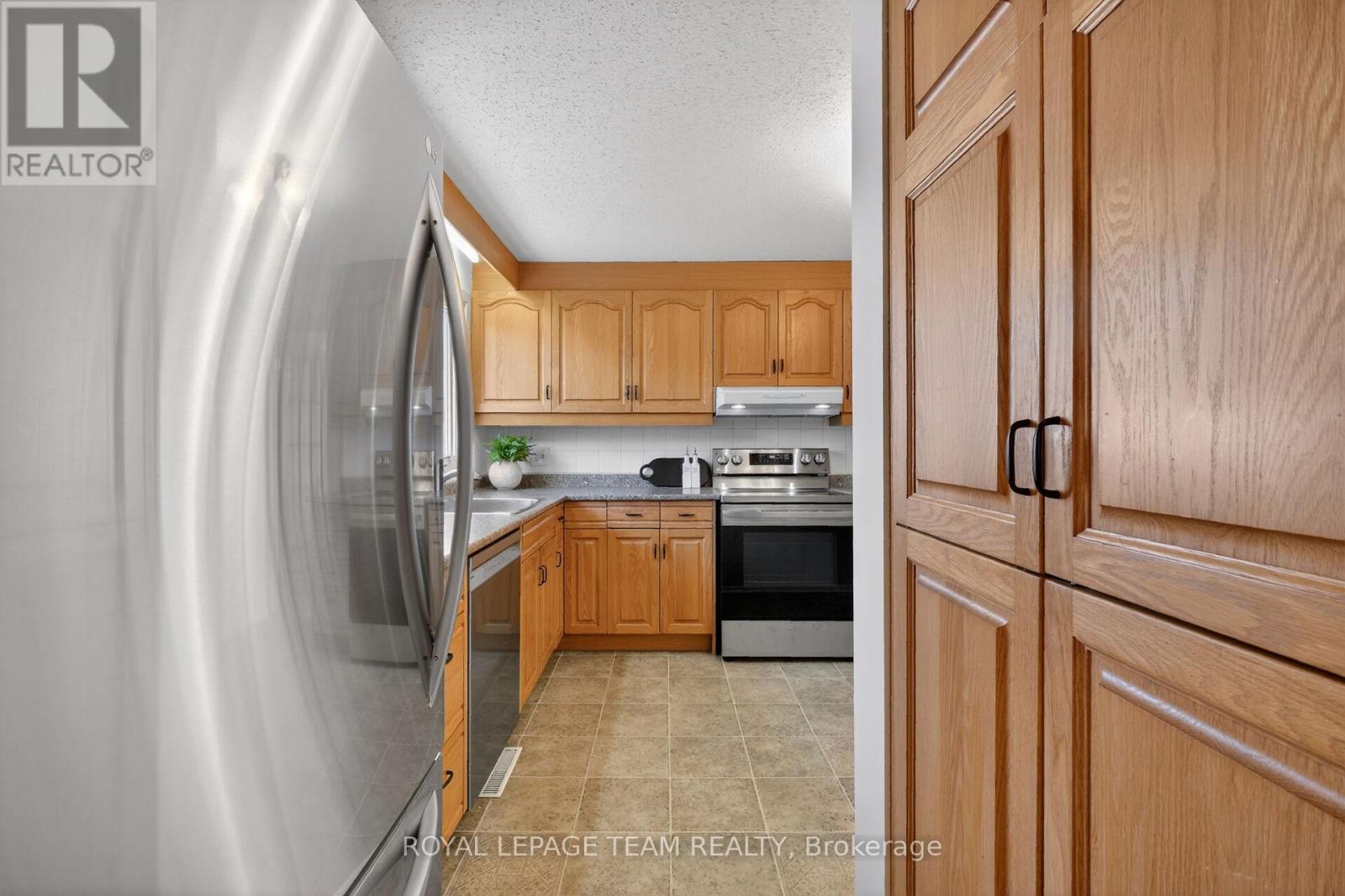 21 LINDHURST CRESCENT - 20