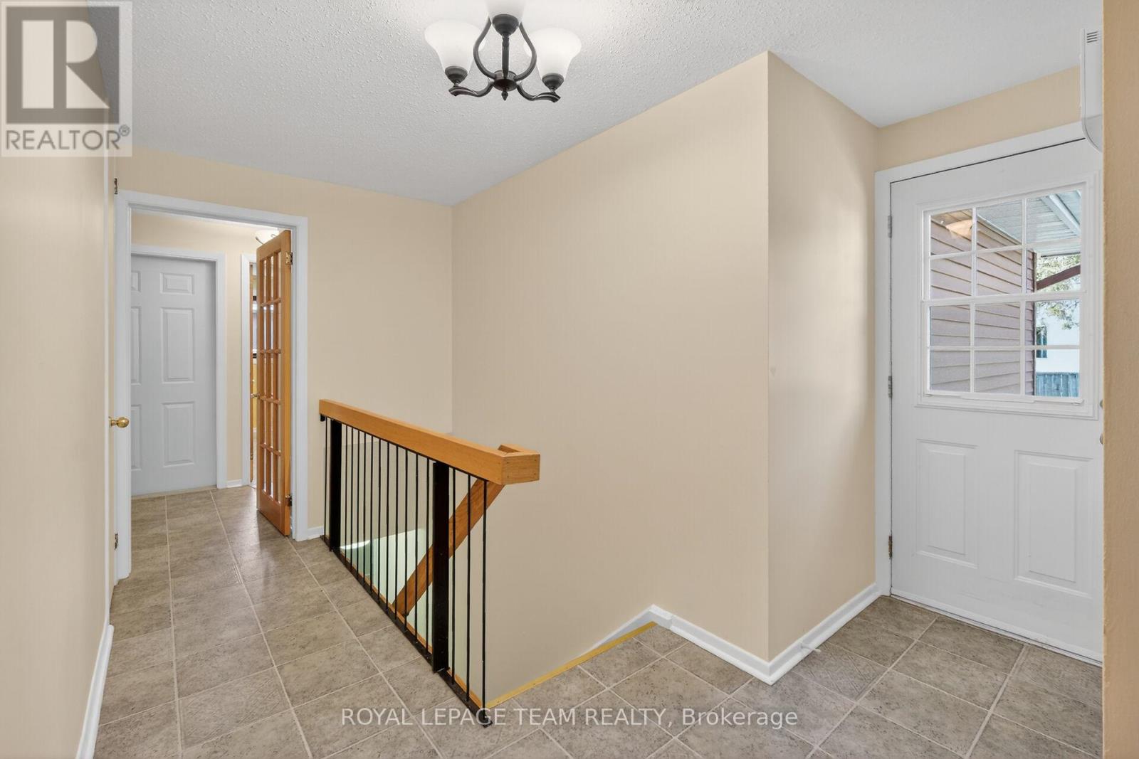 21 LINDHURST CRESCENT - 22