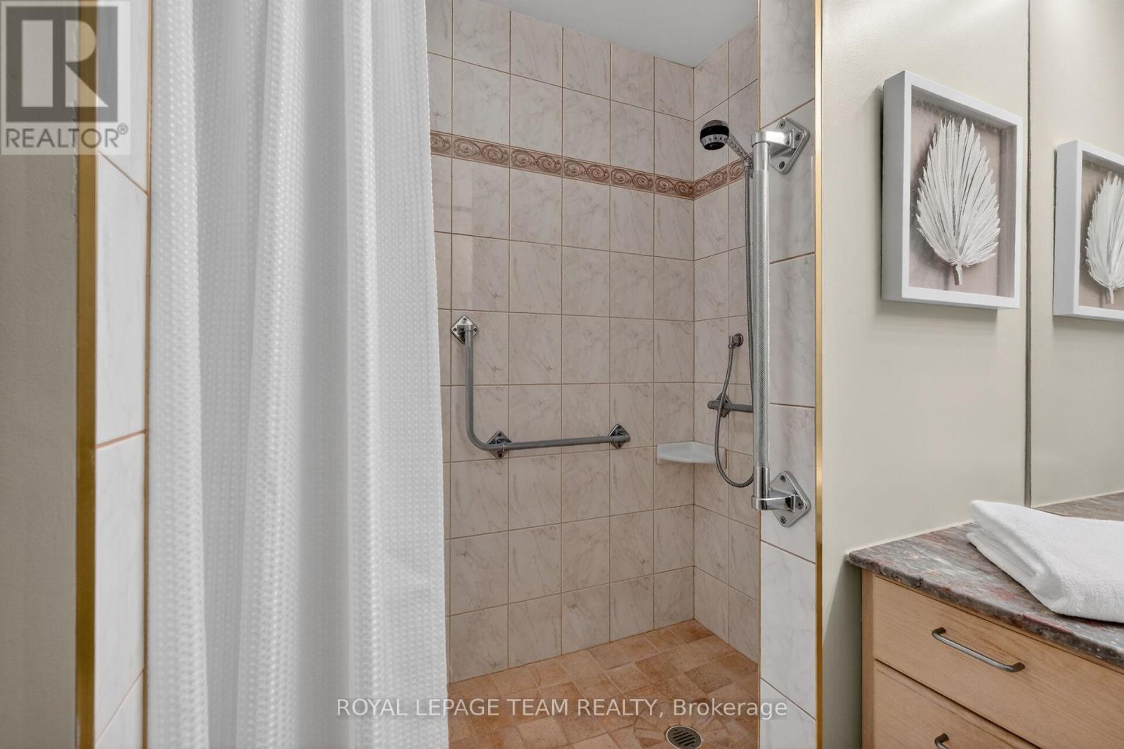 21 LINDHURST CRESCENT - 23