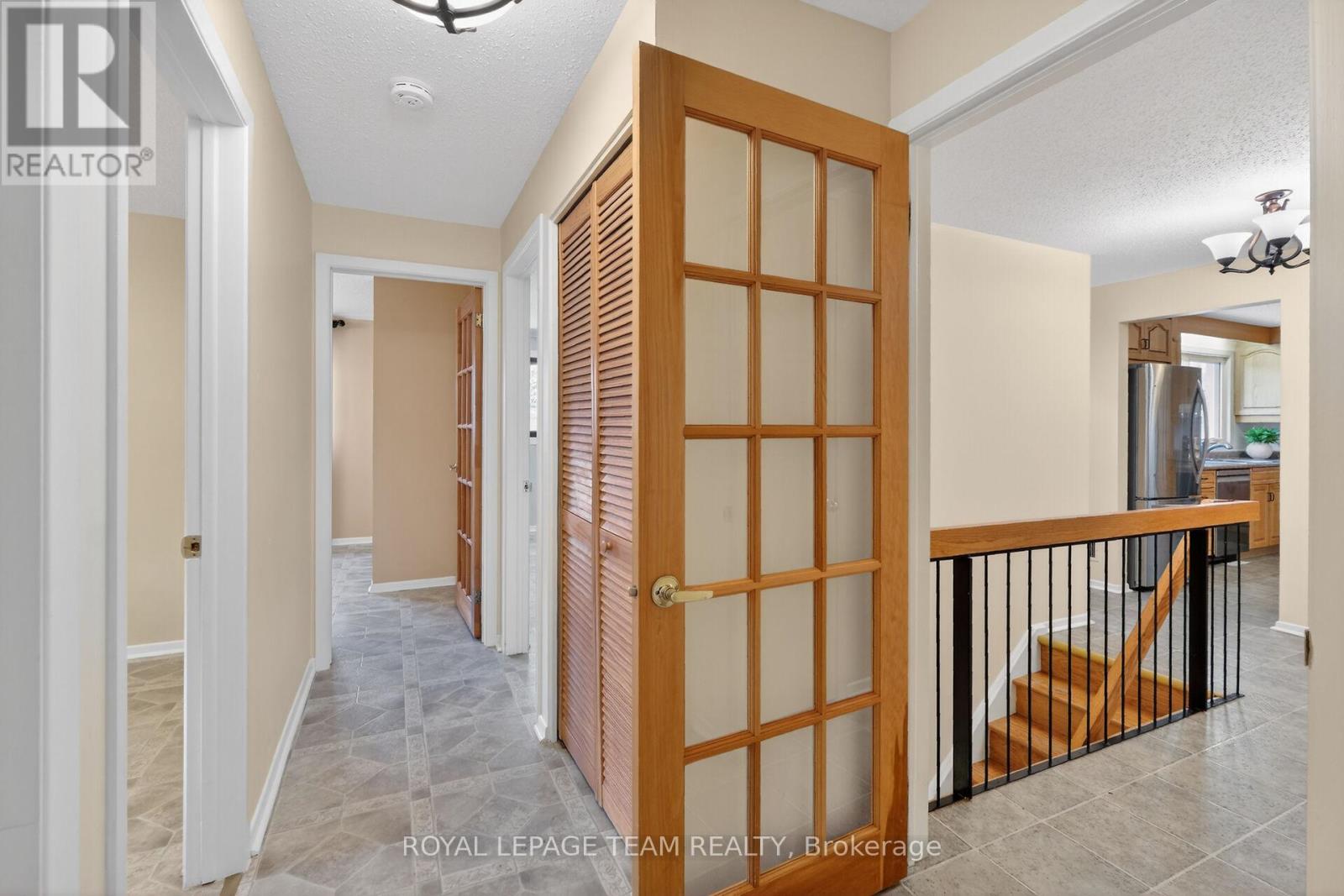 21 LINDHURST CRESCENT - 24