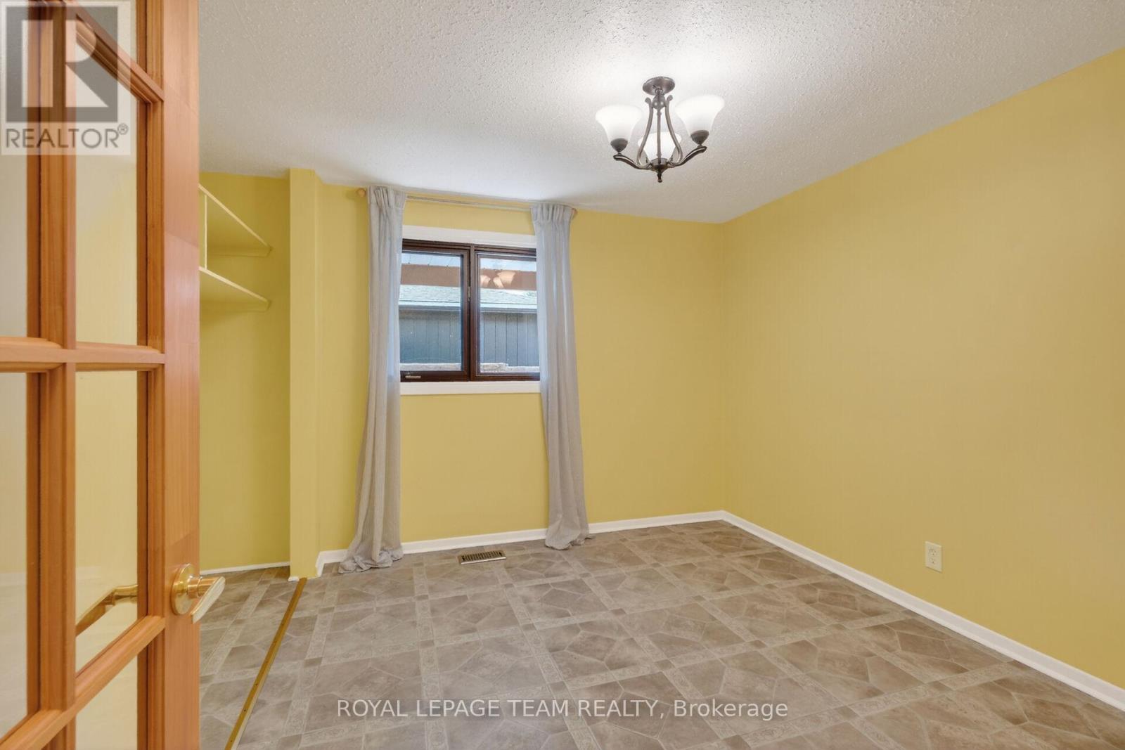21 LINDHURST CRESCENT - 25