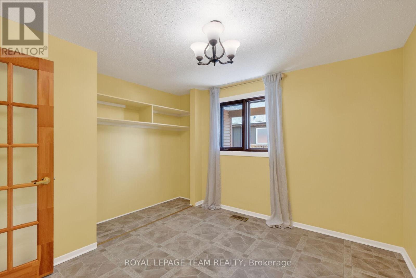 21 LINDHURST CRESCENT - 26