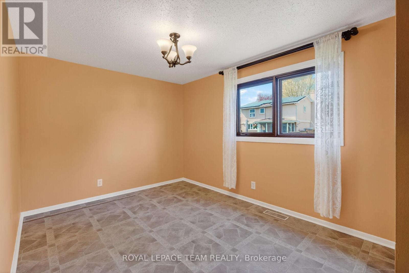 21 LINDHURST CRESCENT - 27