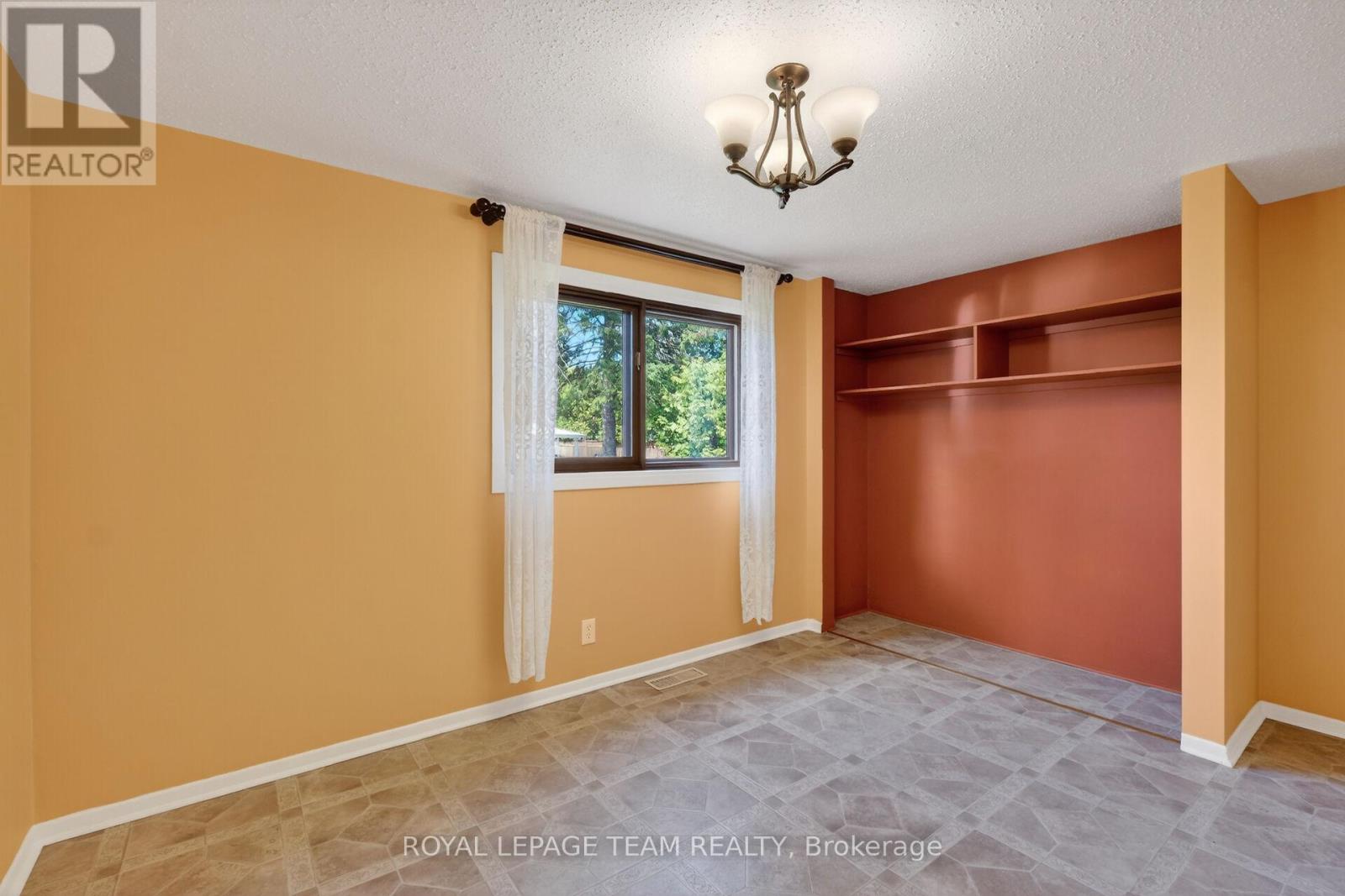 21 LINDHURST CRESCENT - 28