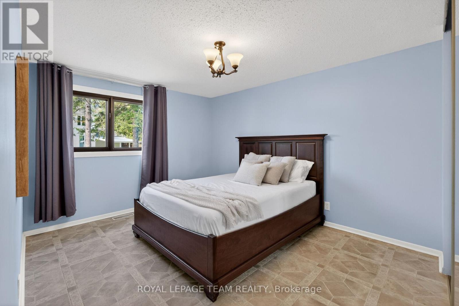 21 LINDHURST CRESCENT - 29