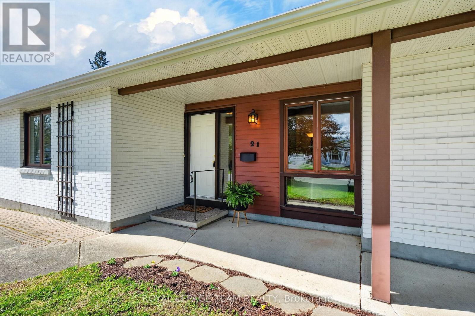 21 LINDHURST CRESCENT - 3