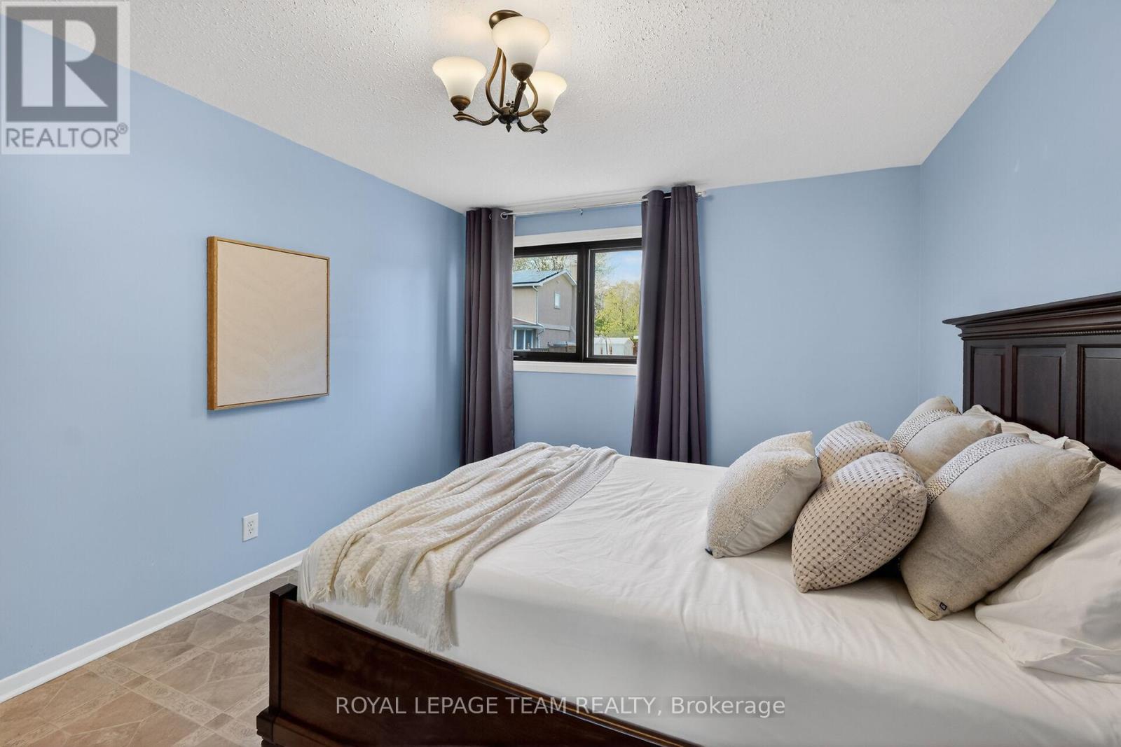 21 LINDHURST CRESCENT - 30