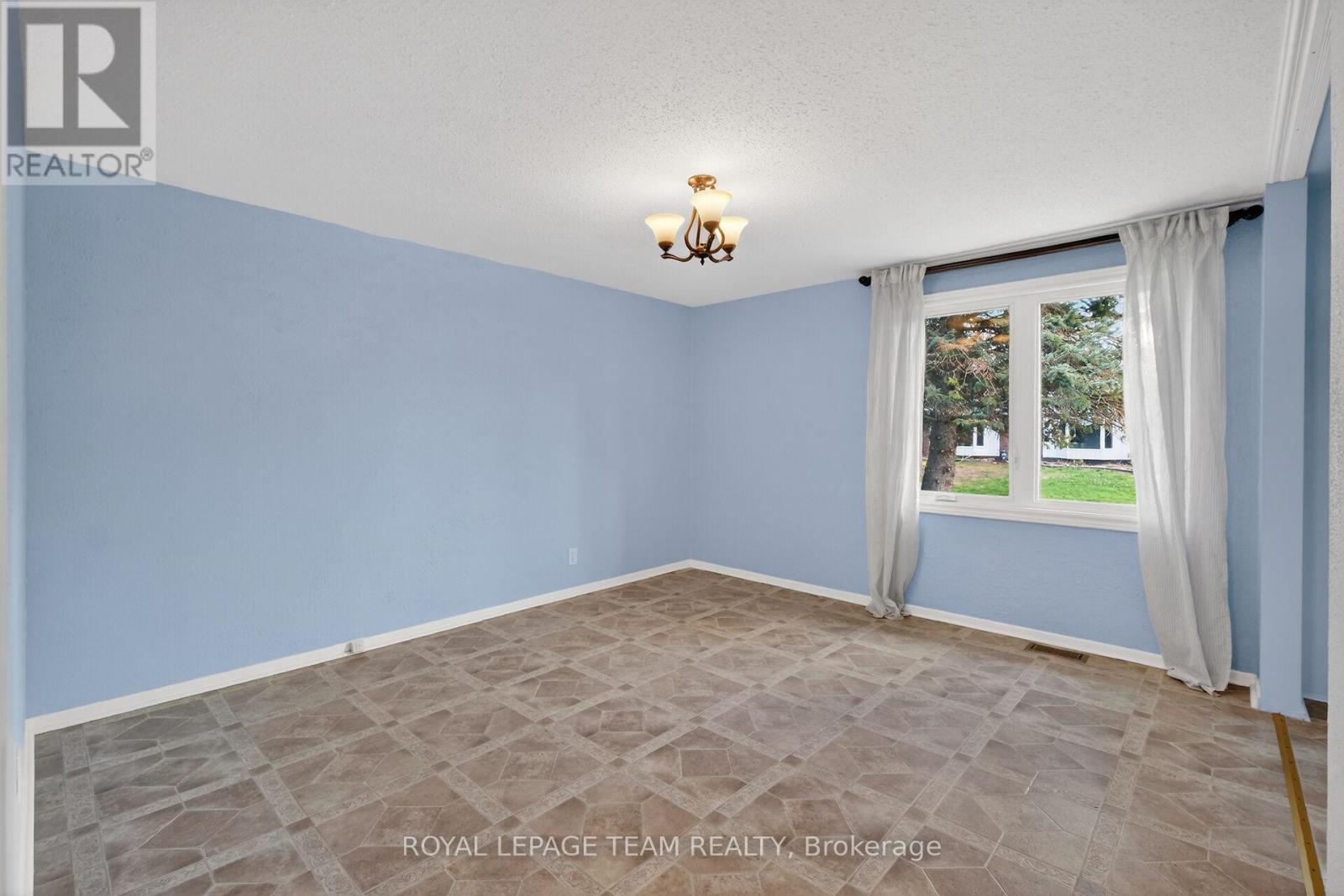 21 LINDHURST CRESCENT - 32