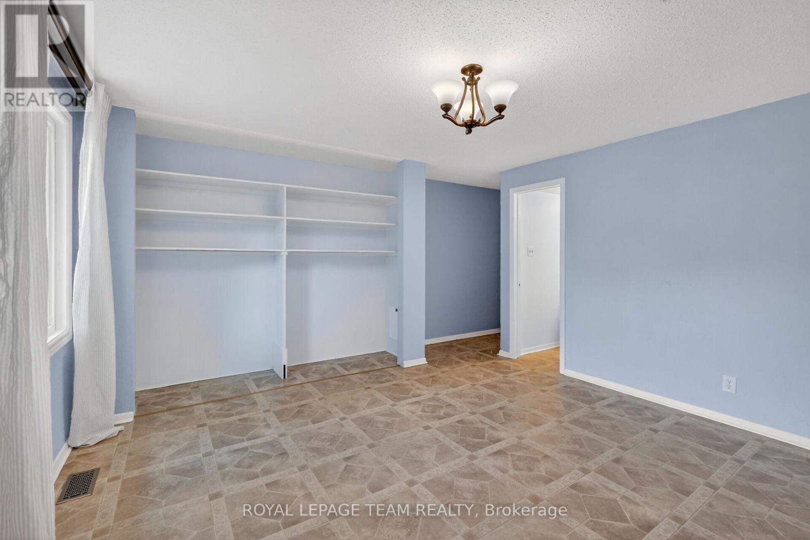 21 LINDHURST CRESCENT - 33