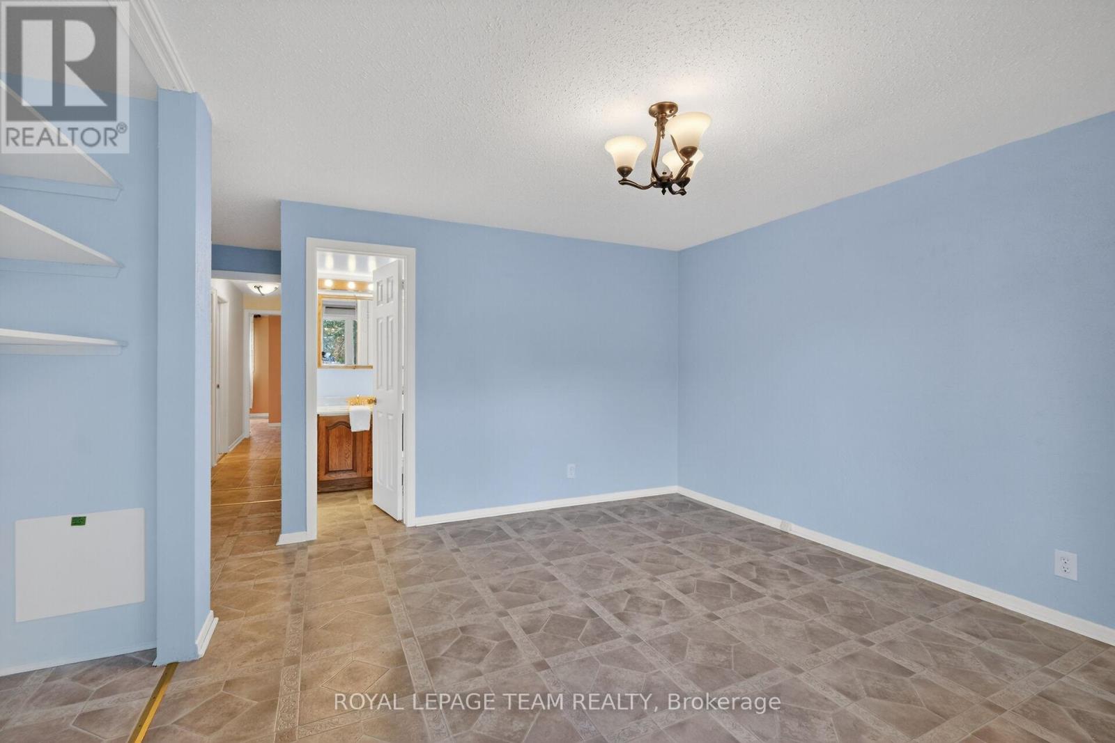 21 LINDHURST CRESCENT - 34