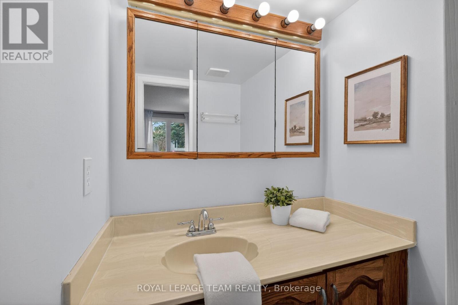 21 LINDHURST CRESCENT - 35