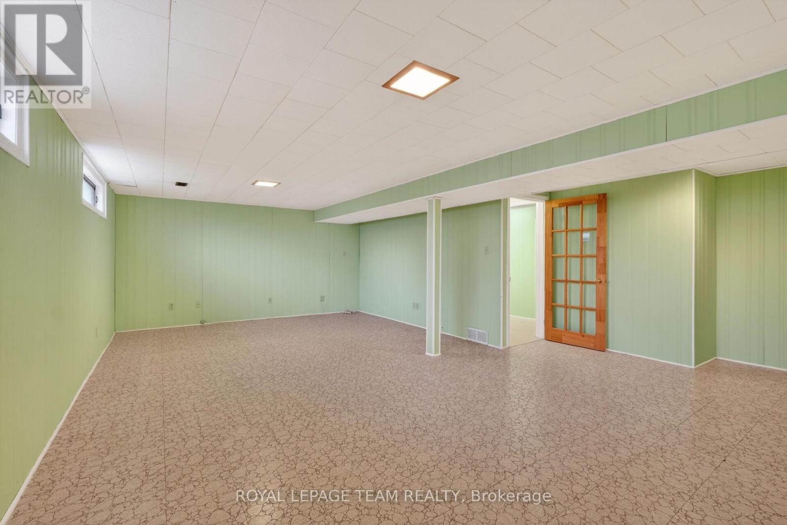 21 LINDHURST CRESCENT - 38
