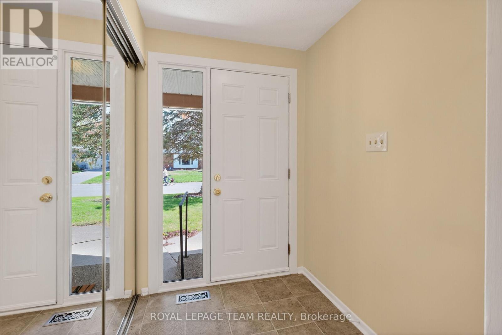 21 LINDHURST CRESCENT - 4