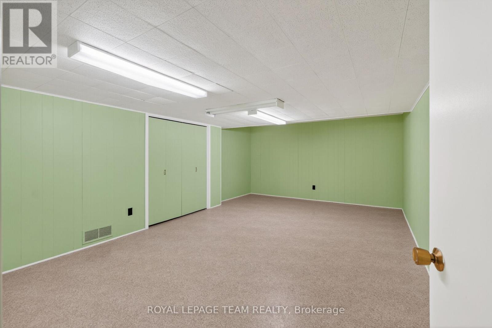 21 LINDHURST CRESCENT - 40