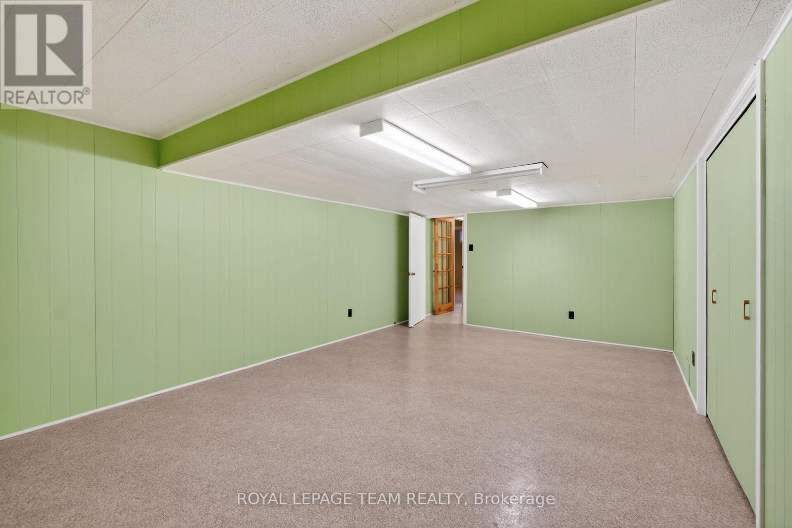 21 LINDHURST CRESCENT - 42