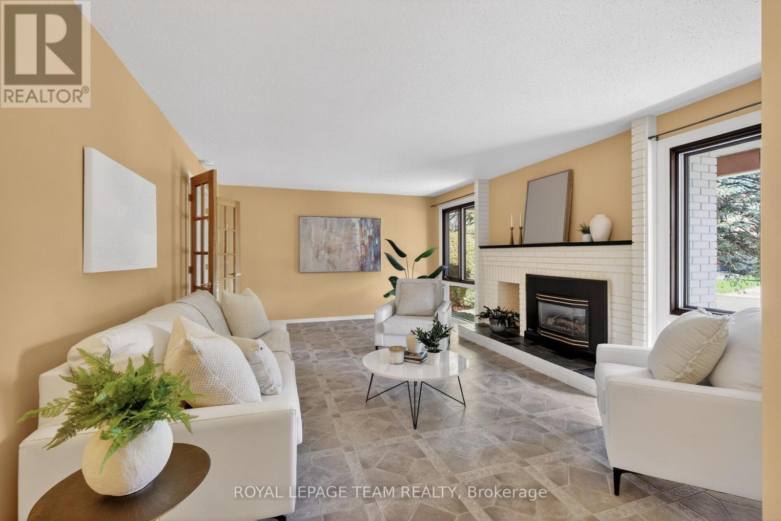 21 LINDHURST CRESCENT - 7