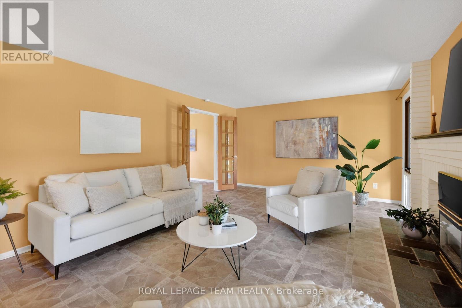 21 LINDHURST CRESCENT - 9