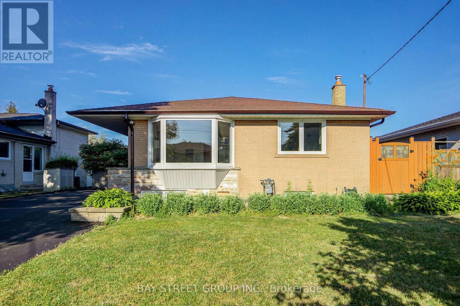 60 WARNER AVENUE - 5