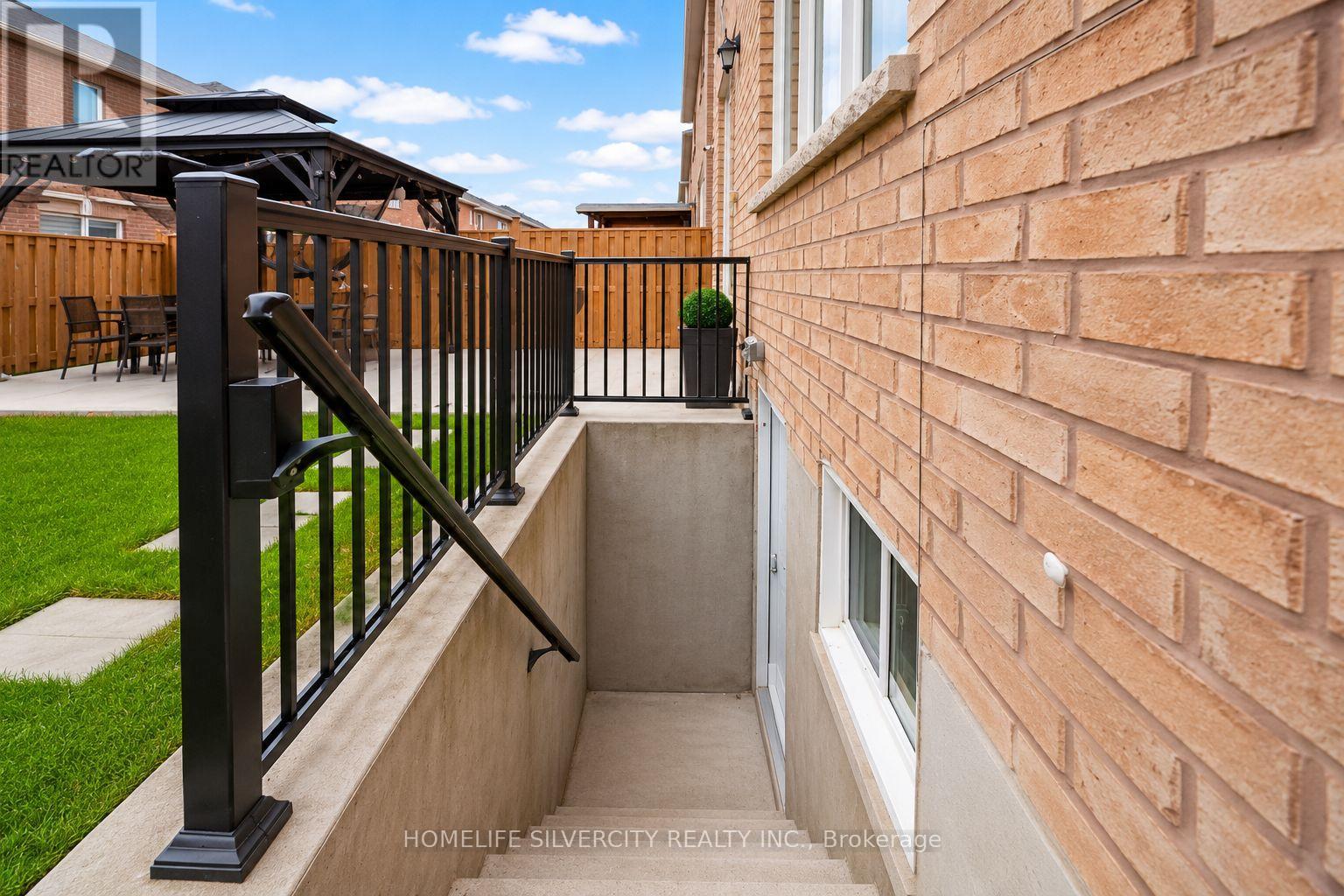 124 BENHURST CRESCENT - 36