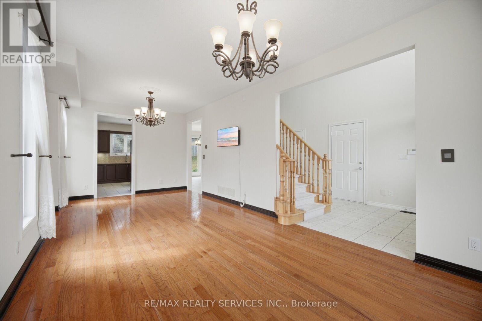 15 UPPER CANADA DRIVE - 10