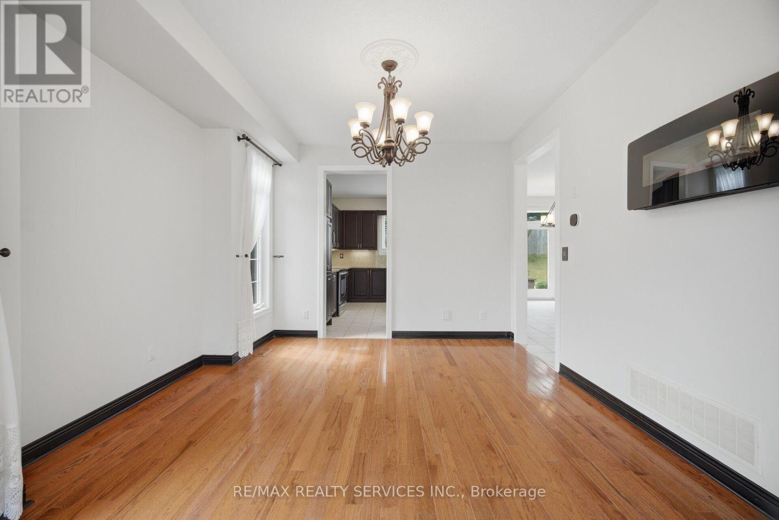 15 UPPER CANADA DRIVE - 11