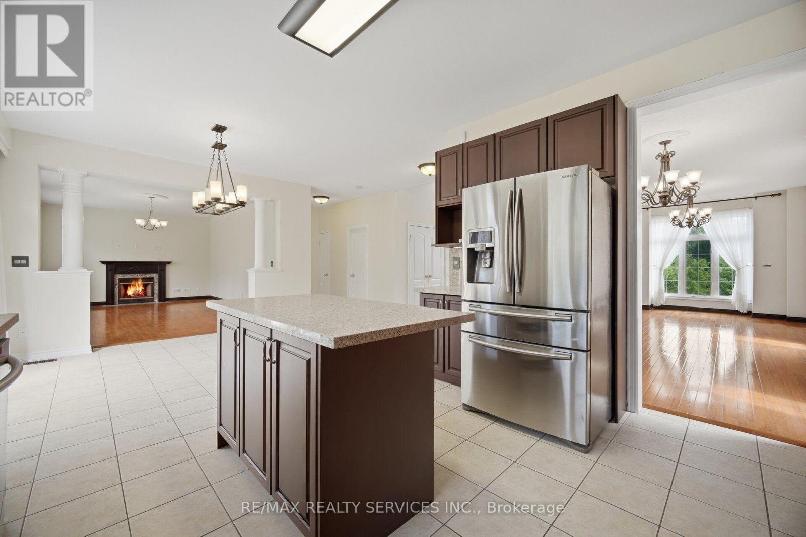 15 UPPER CANADA DRIVE - 18