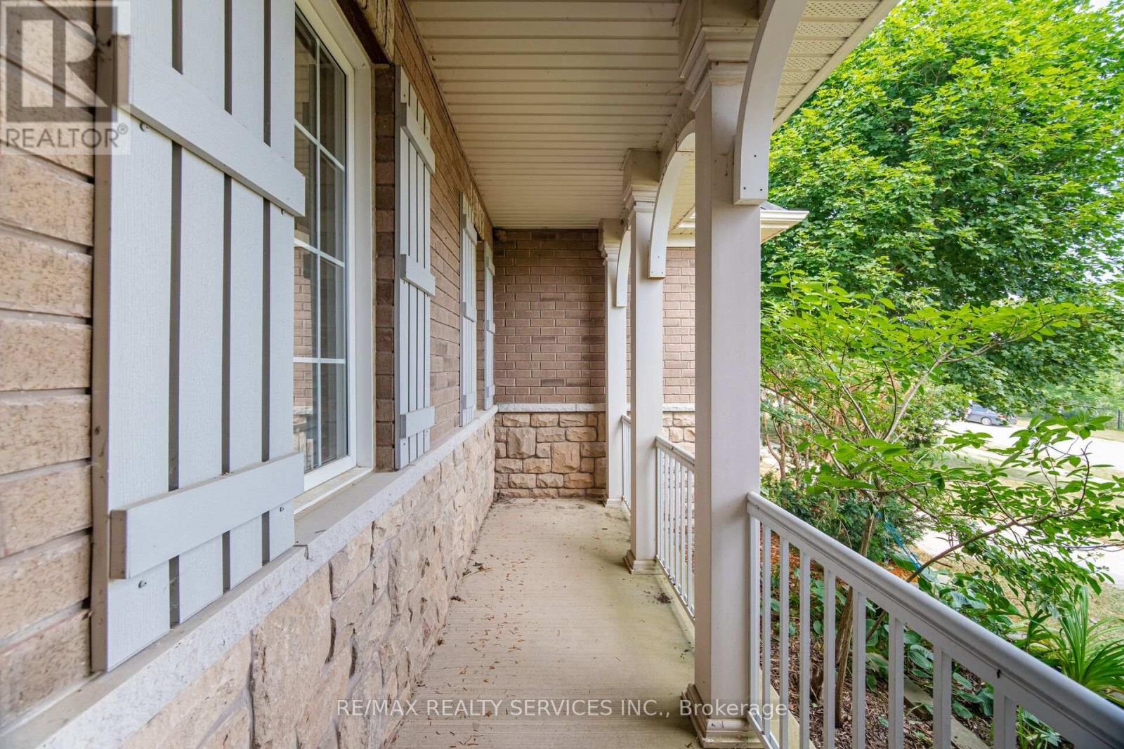 15 UPPER CANADA DRIVE - 26