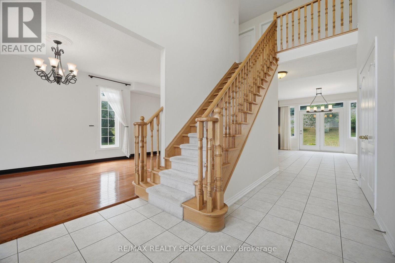 15 UPPER CANADA DRIVE - 27
