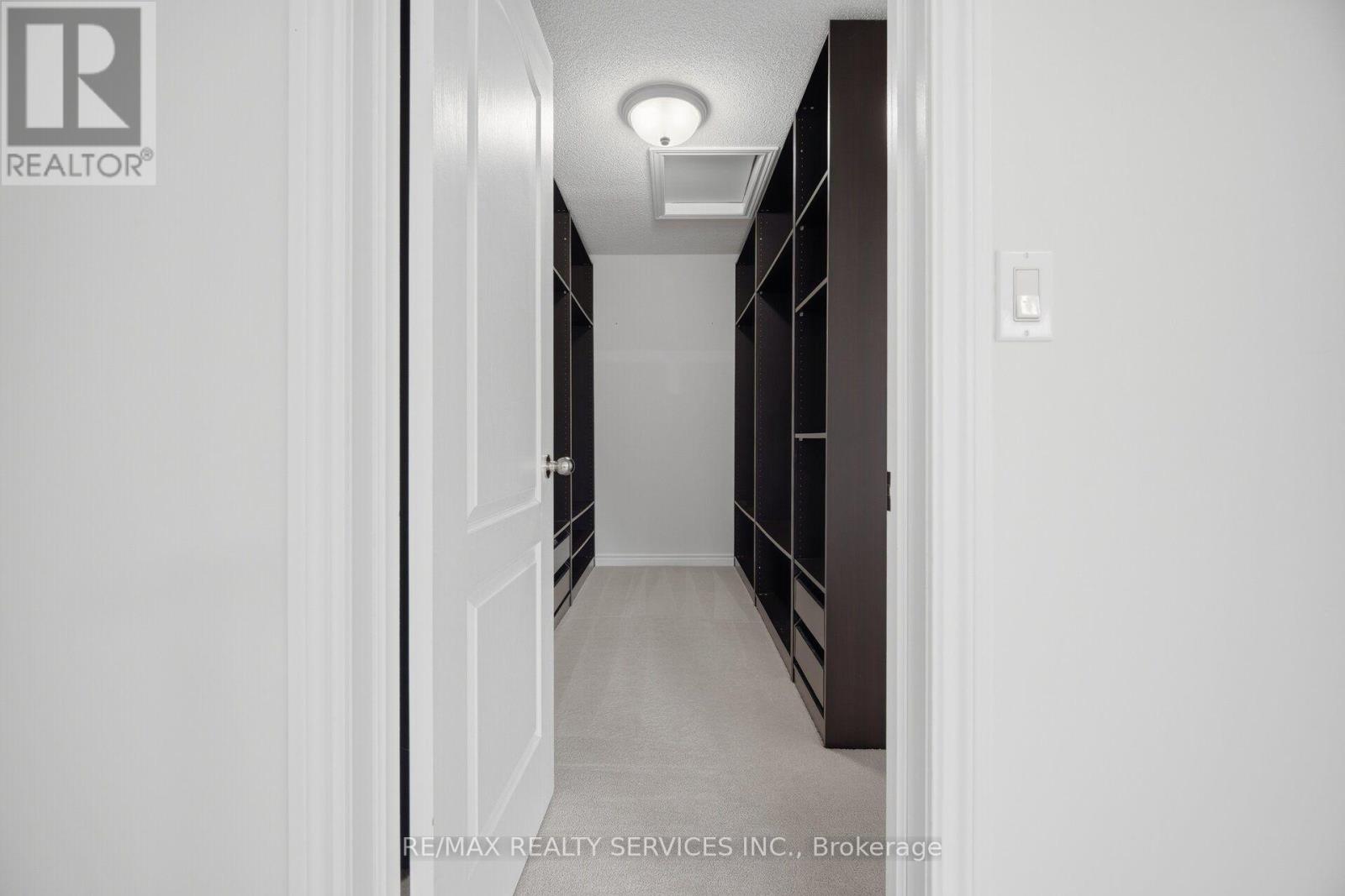 15 UPPER CANADA DRIVE - 33