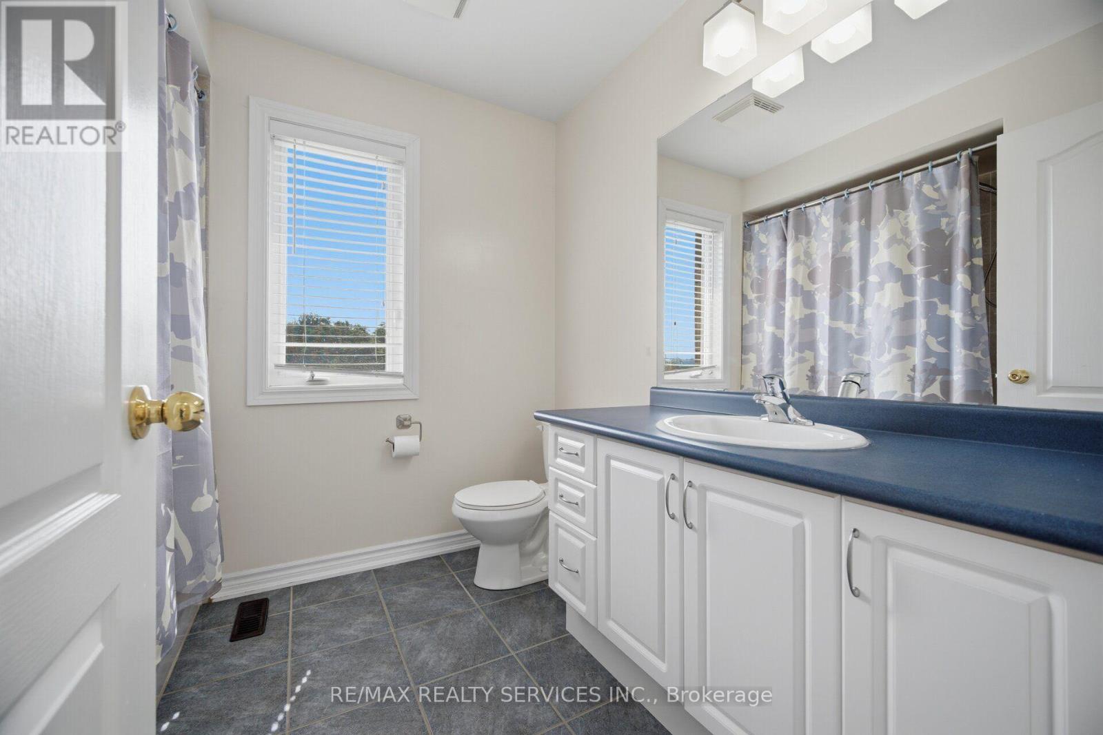 15 UPPER CANADA DRIVE - 36