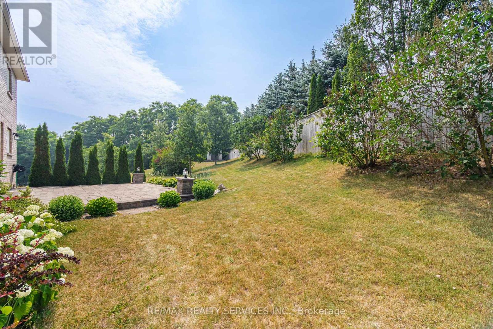 15 UPPER CANADA DRIVE - 39