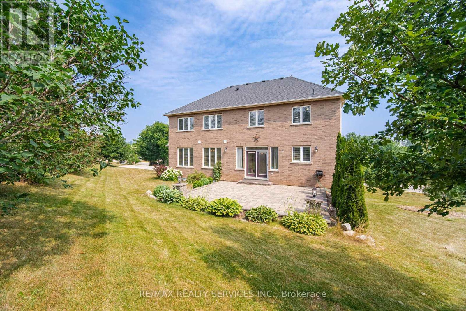 15 UPPER CANADA DRIVE - 42