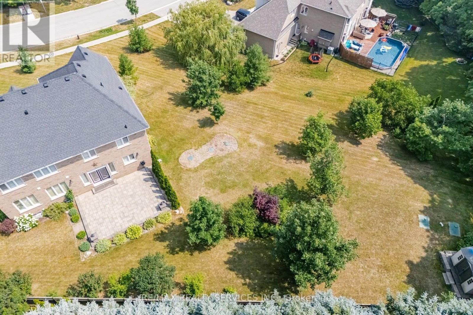 15 UPPER CANADA DRIVE - 44