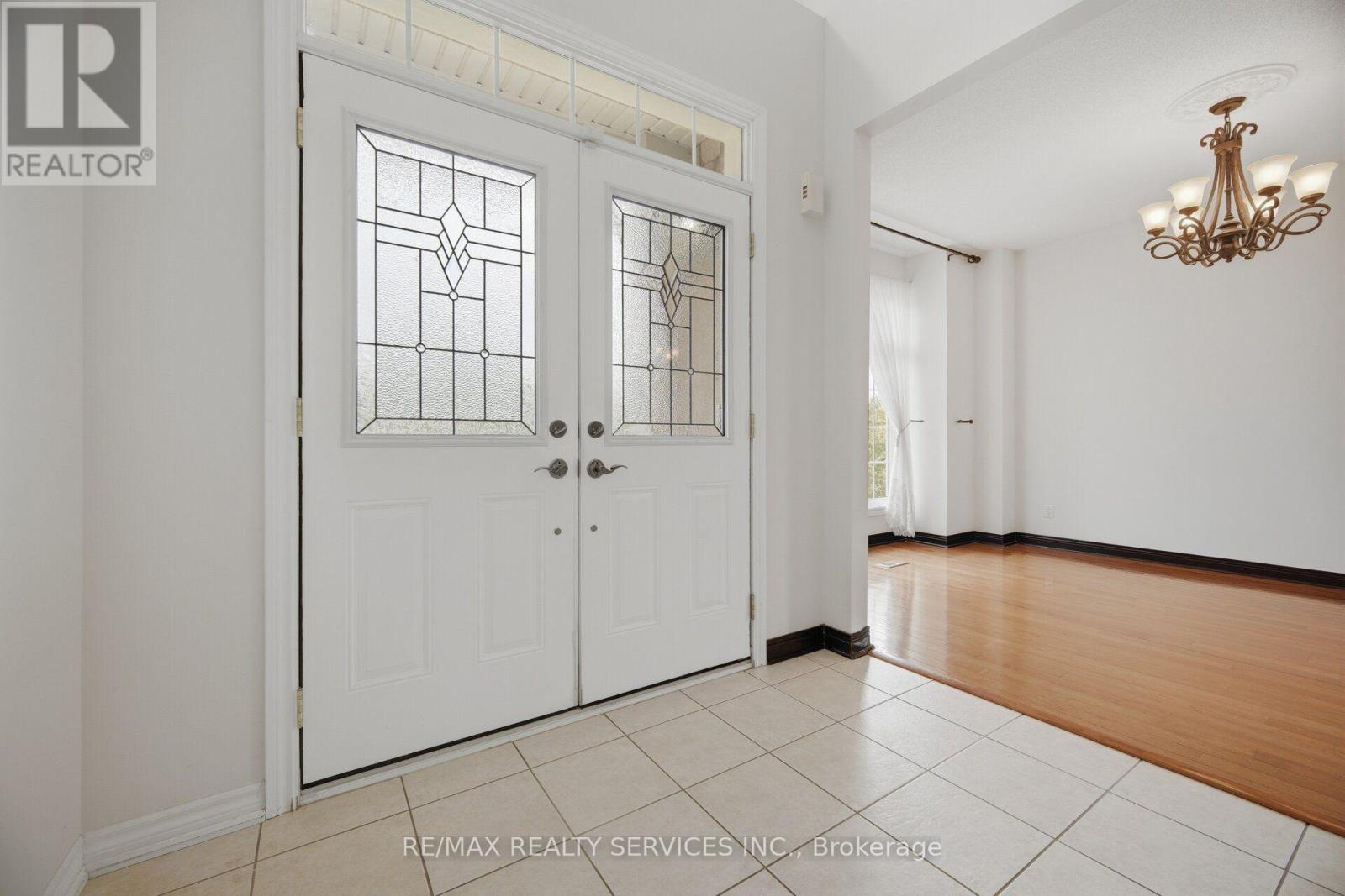 15 UPPER CANADA DRIVE - 6