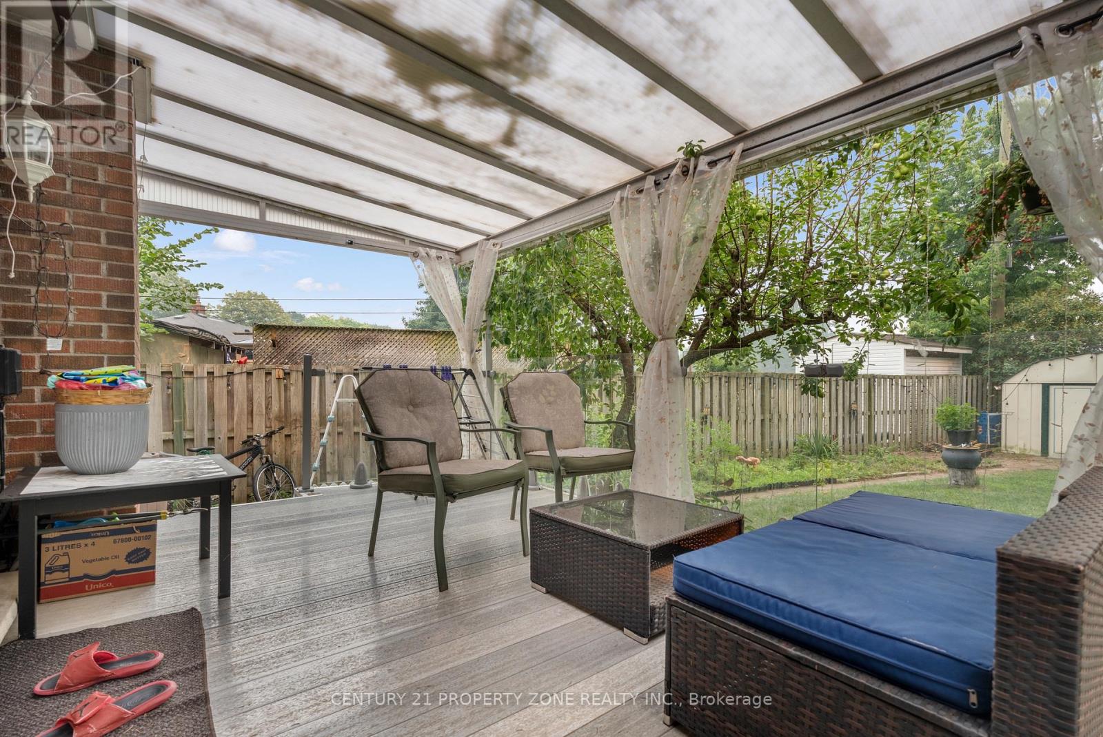 37 LAURENTIAN DRIVE S - 24