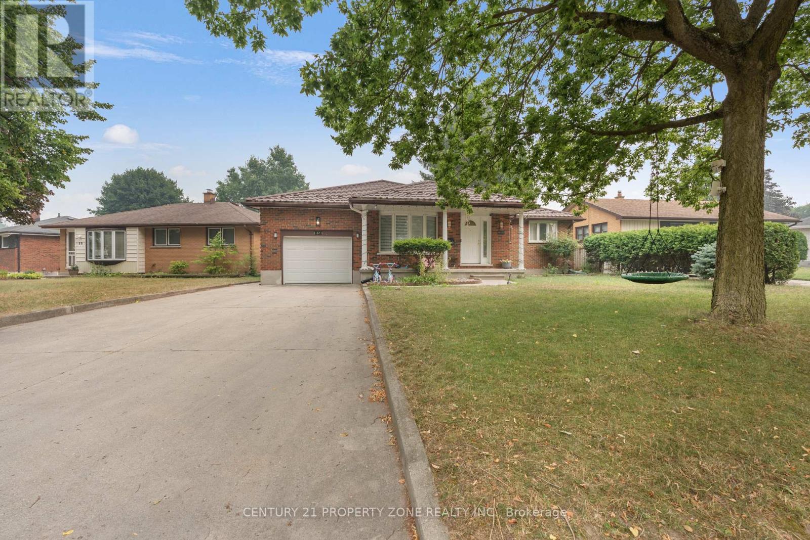 37 LAURENTIAN DRIVE S - 3