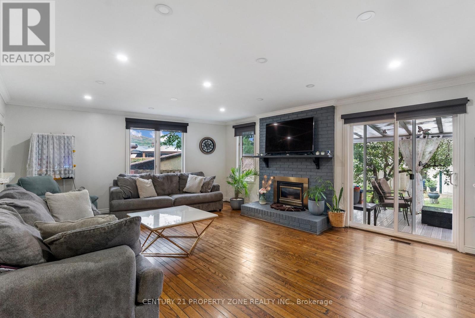 37 LAURENTIAN DRIVE S - 2