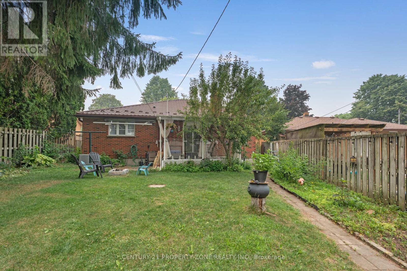 37 LAURENTIAN DRIVE S - 21