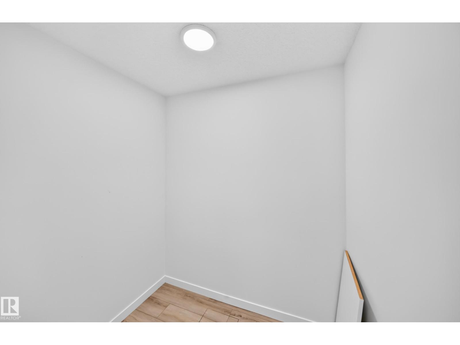 #4 905 172 ST SW - 37